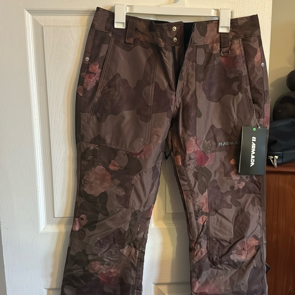 Armada Medium Ski/ Snowboarding Pants. Camouflage